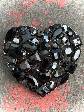 Fashion Jewelry Black Gemstone Heart Shaped Brooch Gunmetal